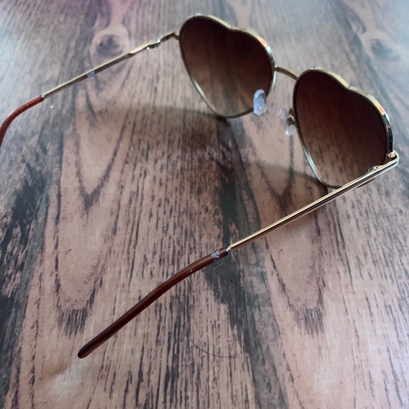 Heart-shaped sunglasses - Picture 2 of 2